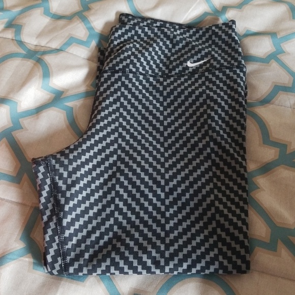 Nike Pants - 🖤Nike Capri Pant.🖤